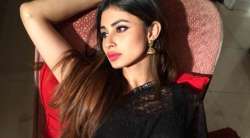 Watch:?Mouni?Roy flaunts her perfect abs