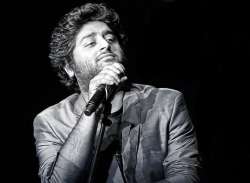 Singer Divya Kumar appreciates Arijit Singh on his birthday, calls him God