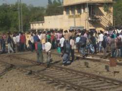 One dead after train arrives at wrong platform in UP's Harauni railway station; angry mob threatens to set track?on fire