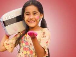 Kullfi?Kumarr?Bajewala?actress?Aakriti?Sharma meets her biggest fan
?