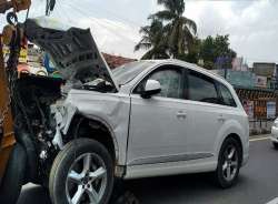 Speeding Audi rams into bus stop