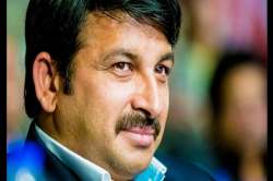 Manoj Tiwari tries to break seal of house again