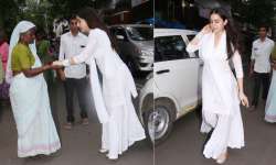 sara ali khan helping poor at temple