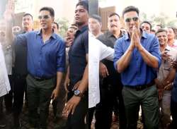 Akshay Kumar celebrates birthday with fans waiting outside his residence