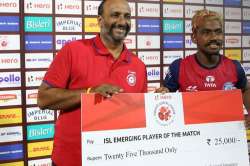 Jamshedpur FC player Gaurav Mukhi(left) receiving Emerging Player award after the match. 