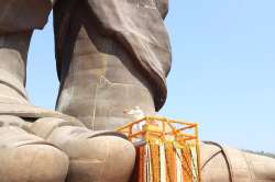 PM Modi offering floral tribute to the statue of Sardar Patel. (Photo@Twitter/narendramodi)