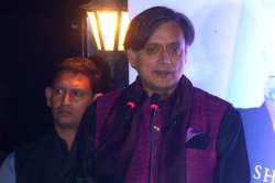 shashi tharoor pm modi chaiwala