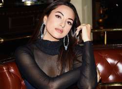 Sonakshi Sinha receives iron piece instead of headphones