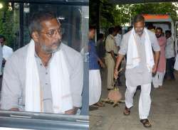 Nana Patekar performs last rites of his mother Nirmala Patekar