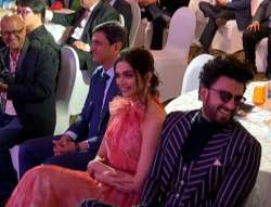 ranveer singh deepika padukone with prakash padukone