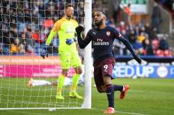 Premier League: Arsenal beat Huddersfield 2-1 to stay in hunt for top 4