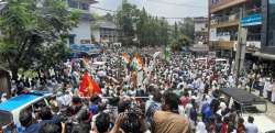 Clad in white, Rahul Gandhi shook hands with a couple of his supporters. (Photo: T Raghavan)