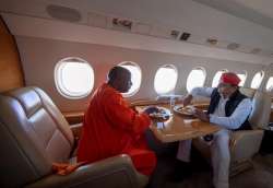 Akhilesh shares a meal with Yogi lookalike