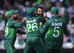 Mohammad Hafeez (centre) along with his teammates