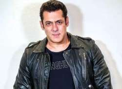 Salman Khan comes to the rescue of a child who was treated badly by security guard at Bharat screeni