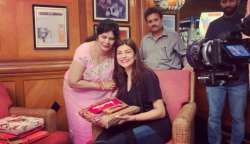 Sushmita Sen feels obliged as she receives 'Shaadi Ka Joda' from Charu Asopa's mother- Watch video