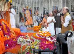 Union Minister Rajnath Singh offers tributes to the mortal remains of Swami Satyamitranand Giri Maharaj