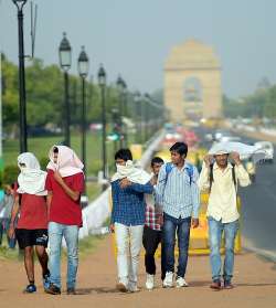 Hot morning in Delhi, light rain likely