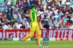 Alex Carey bleeds from chin after being struck by Jofra Archer bouncer