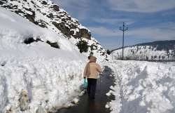 All major roads cleared of snow in Kashmir, LG reviews situation