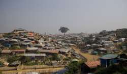  Bangladesh begins fencing Rohingya camps