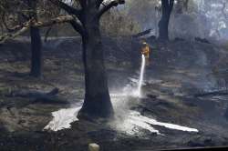 Raging wildfires trap 4,000 at Australian town's waterfront