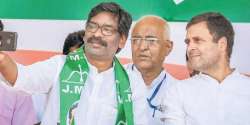 A file photo of JMM's Hemant Soren and Congress MP Rahul Gandhi