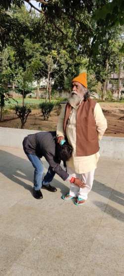 Hemant Soren cycles to parents' house to seek blessings