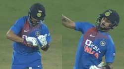 virat kohli, kesrick williams, virat kohli checkbook ticking celebration, virat kohli celebration, k