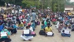 Karnataka: Hundreds of migrant workers throng Mangaluru railway station, demand to be sent home 