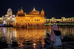 SGPC authorities defy lockdown guidelines, offer langar at Golden Temple