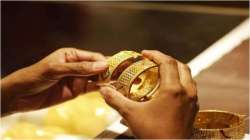 Gold jumps Rs 723 on global cues