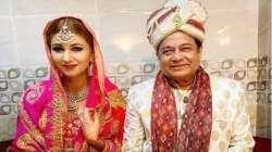 Bigg Boss 12’s Anup Jalota’s wedding photos with Jasleen Matharu go viral. Here's how he reacts