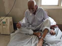 In picture,?90-year-old prisoner chained during treatment in Etah