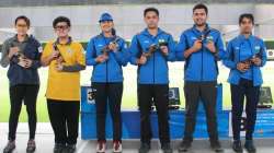 .Rhythm Sangwan and Vijayveer Sidhu (centre) pose for a photo after winning the gold medal. (Far rig