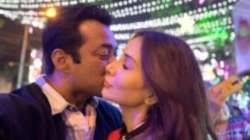 Kim Sharma, Leander Paes' sweet kiss sure to bring you Christmas cheer; see romantic pic