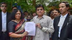 Mumbai: Medha Somaiya with Kirit Somaiya outside the Sewri Court after filing a defamation case against Shiv Sena leader Sanjay Raut, in Mumbai