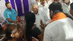 karnataka minister woman slap  