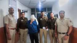 New Delhi: Police personnel along with accused Aftab Ameen Poonawala pose for the media, at Mehrauli Police Station, in New Delhi,