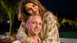 Aashka Goradia, Brent Goble