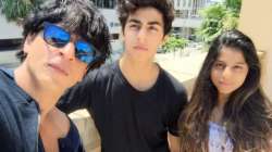  Shah Rukh Khan with Aryan Khan and Suhana