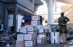 Israeli troops with humanitarian aid outside al-Shifa hospital.