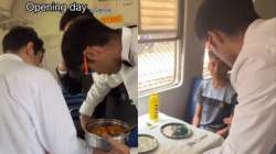 Viral video, trending videos, trending stories, mumbai local trains