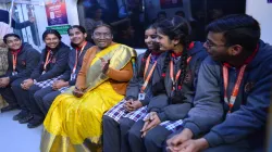 President Droupadi Murmu, Droupadi Murmu, Droupadi Murmu interacts, with school students, Droupadi M