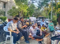 Trinamool leaders outside Election Commission office 