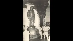 Dr. Murli Manohar Joshi, PM Modi circumambulated the statue of Swami Vivekananda to pay their respects