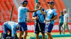 Gary Kirsten enjoys a fun chat with Ashish Nehra.