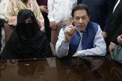 Pakistan former PM Imran Khan with his wife in a courtroom