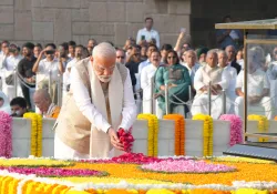 PM Modi pays tribute to Mahatma Gandhi at Rajghat