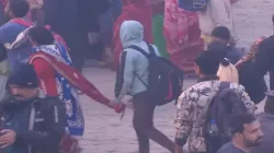 Mahakumbh: Devotees seen holding each other using clothes to avoid being left out at Sangam | WATCH